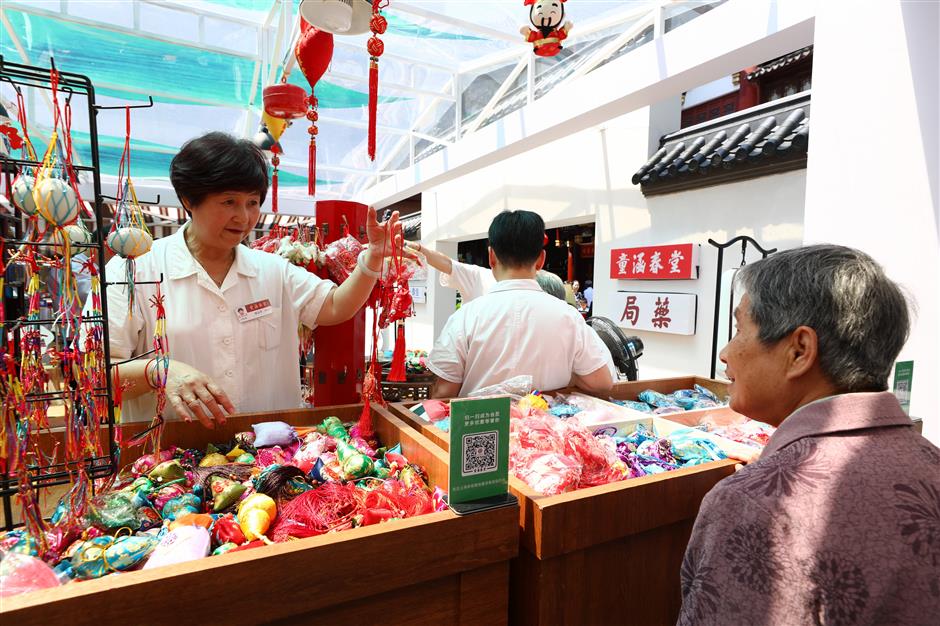 Dragon-boat celebrations begin in earnest at Yuyuan malls