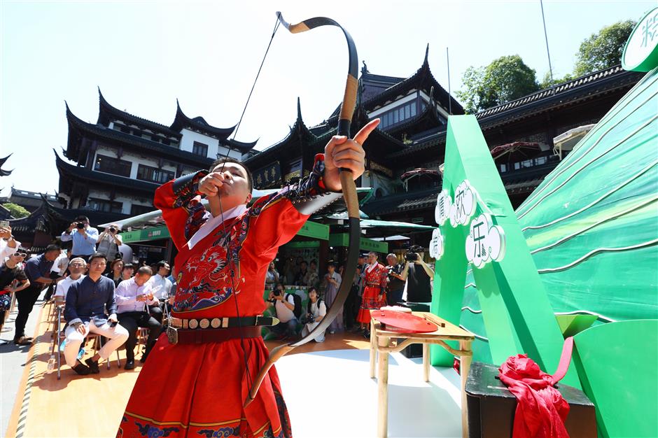 Dragon-boat celebrations begin in earnest at Yuyuan malls