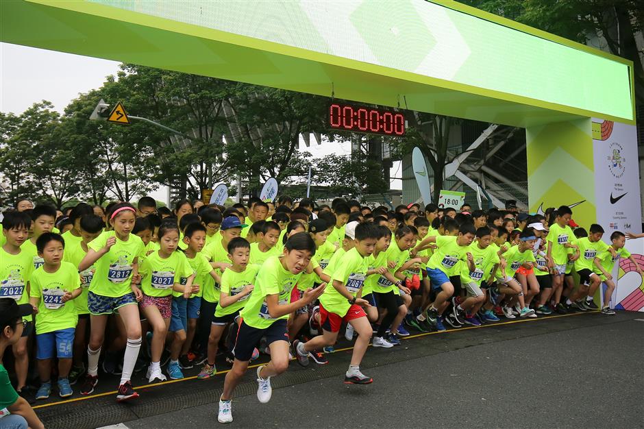 Former hurdler Liu Xiang joins kids for a run