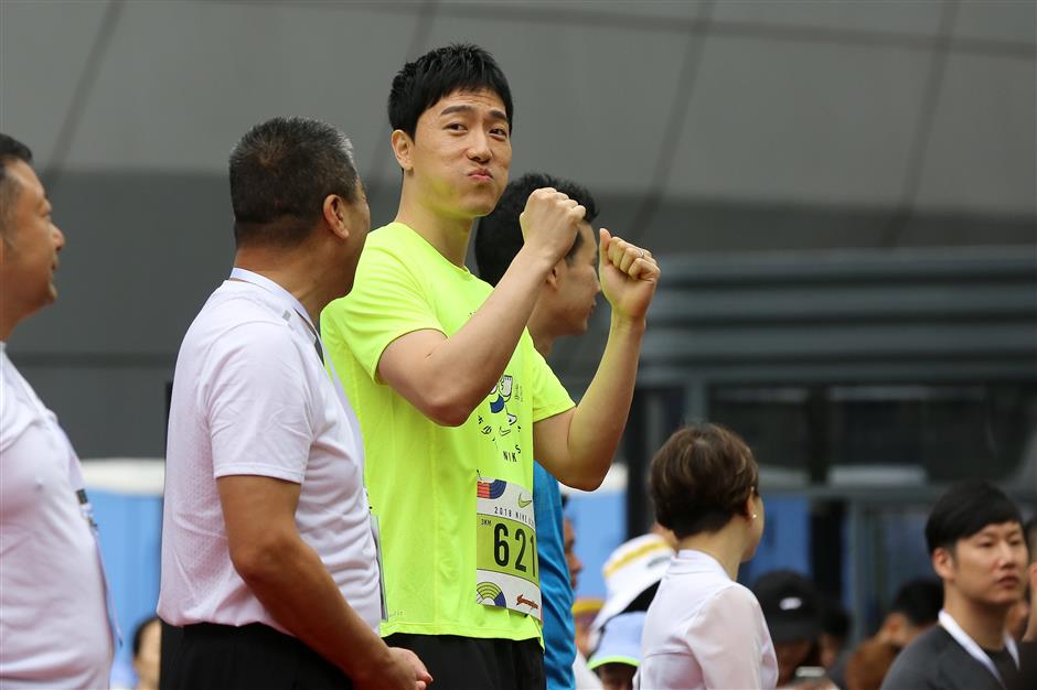 Former hurdler Liu Xiang joins kids for a run