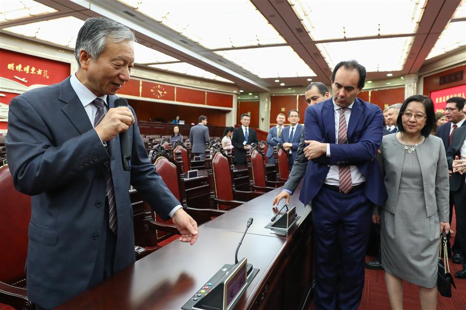 Foreign diplomats visit Shanghai People's Congress