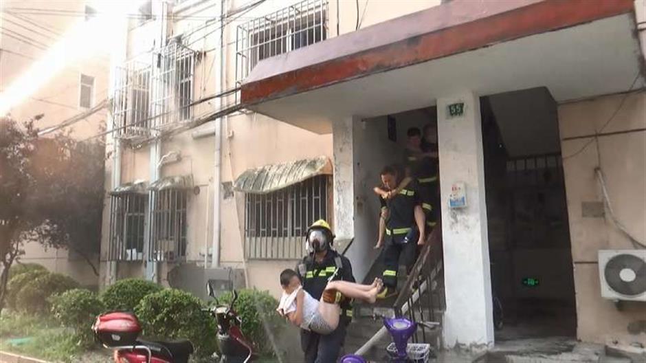 Family of three rescued from residential Jinshan blaze