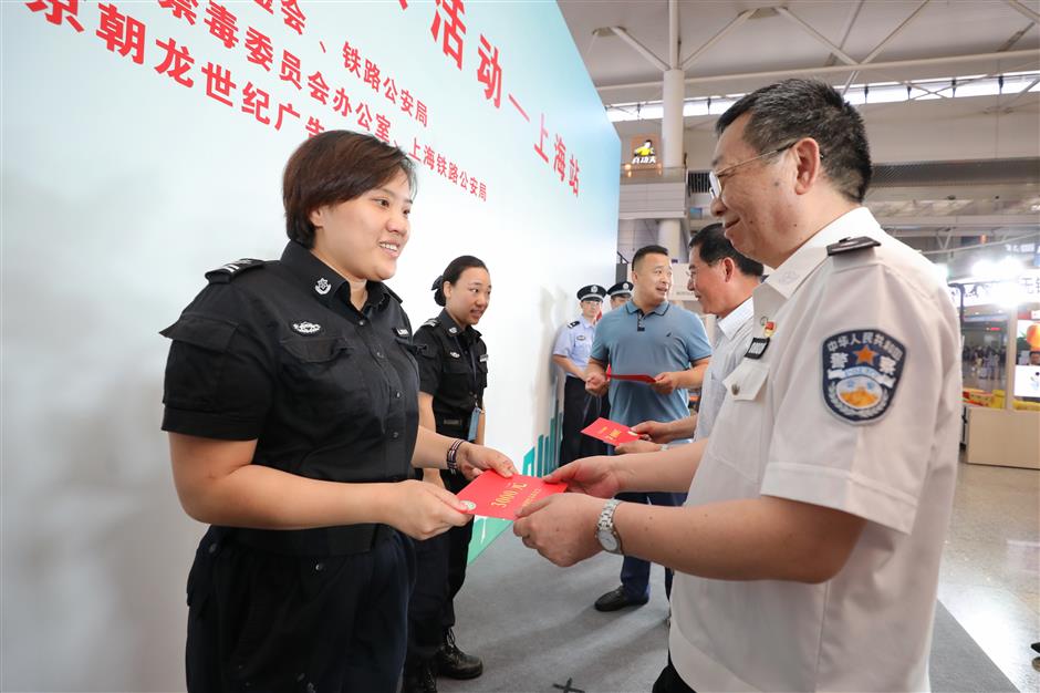 Foreigner caught carrying drugs through Hongqiao railway station: police