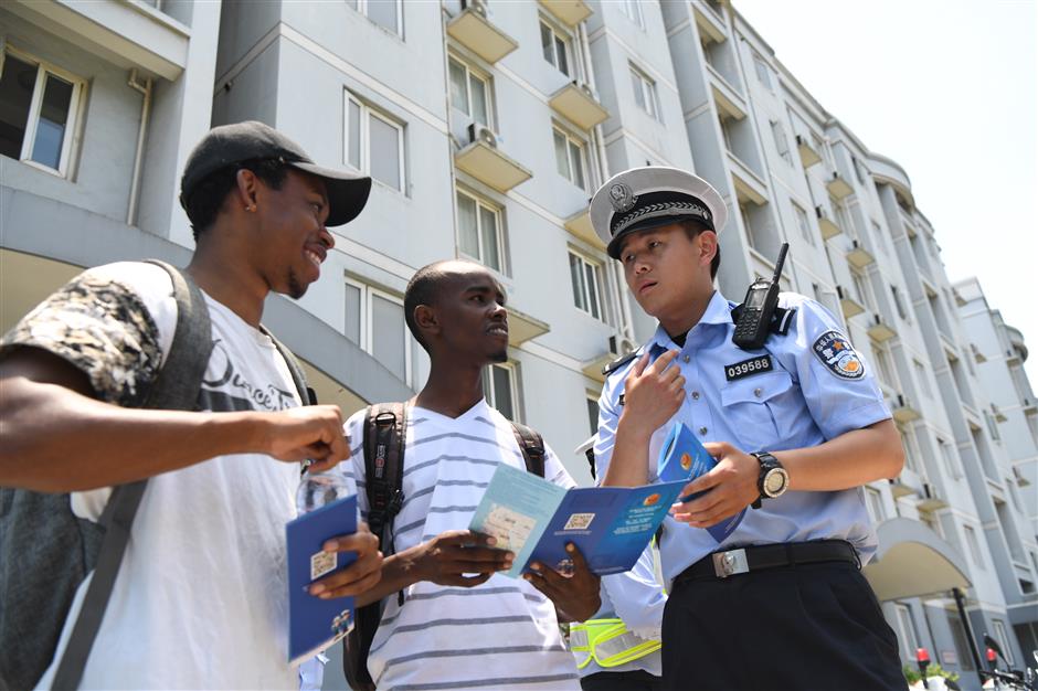 Police share traffic safety tips with foreign students in WeChat group