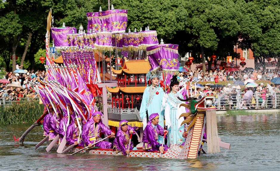 Dragon boat marked by traditional festivity