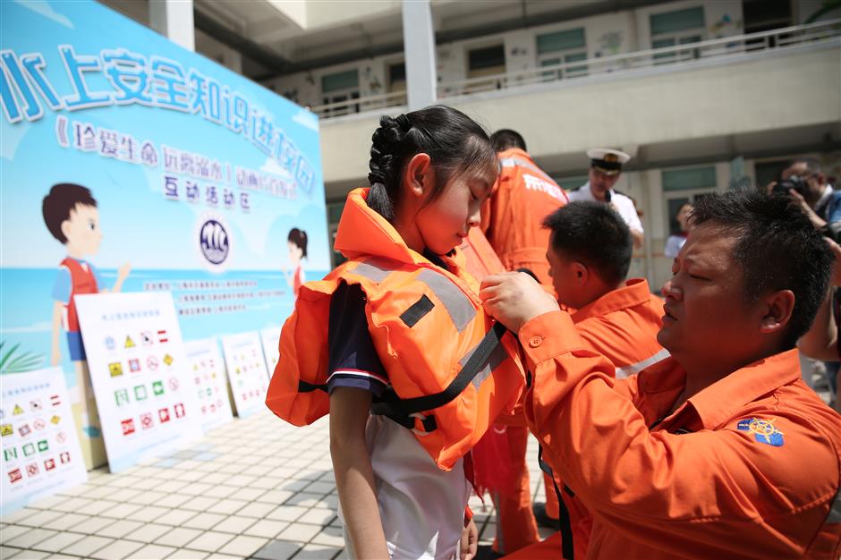 Primary school kids learn water safety before summer break