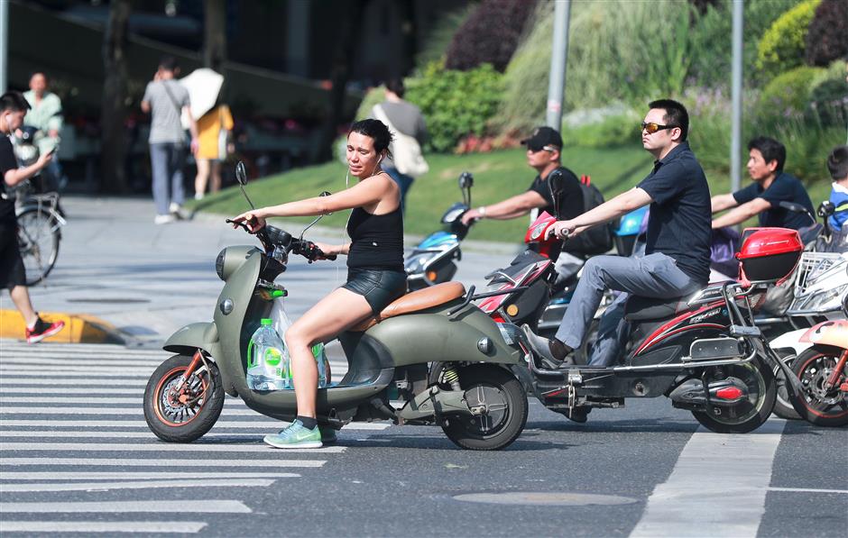 Shanghai issues this year's first orange alert for heat