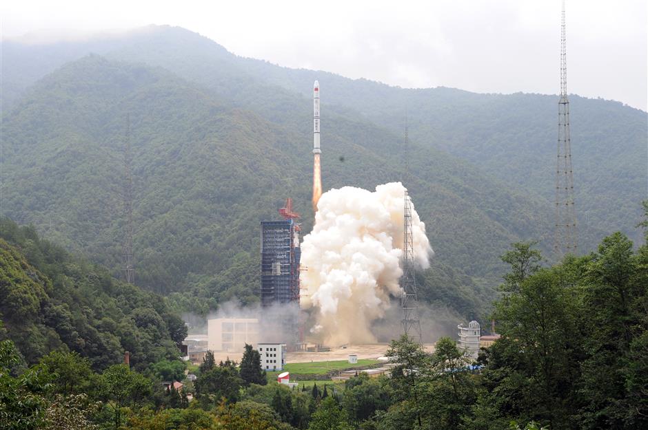 China launches new-tech experiment twin satellites