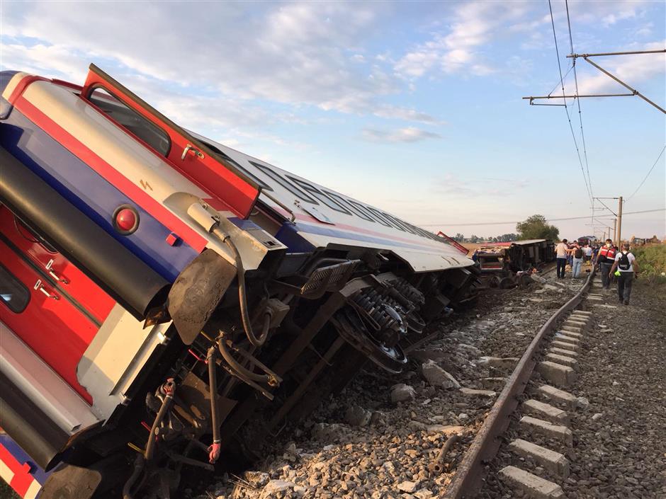 Turkey train disaster leaves 24 dead, hundreds hurt