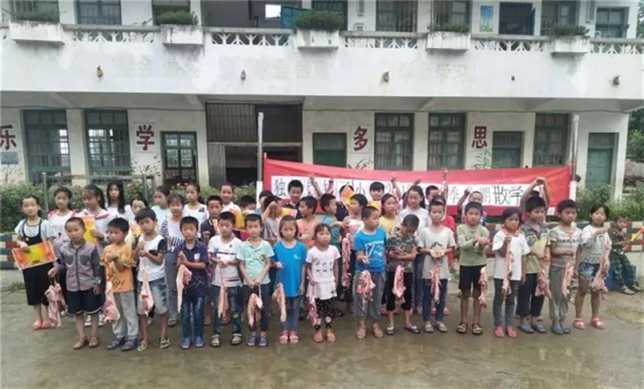 Elementary school awards students with 1 kilo of pork