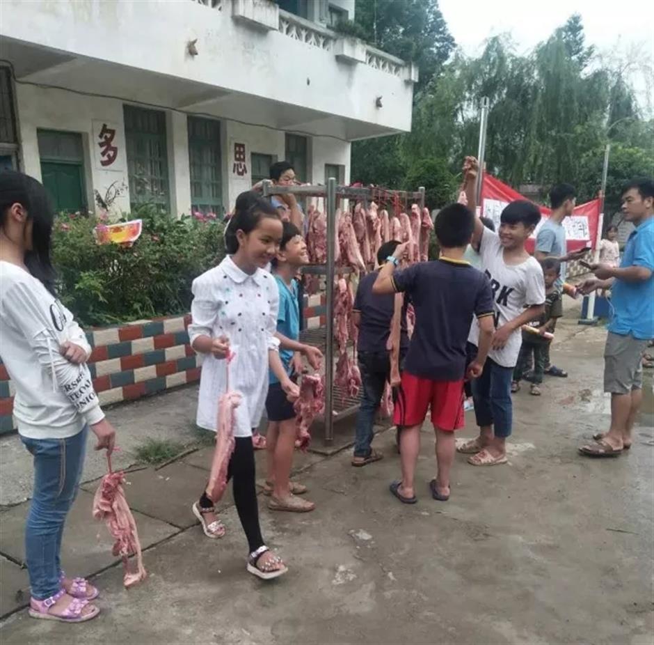 Elementary school awards students with 1 kilo of pork