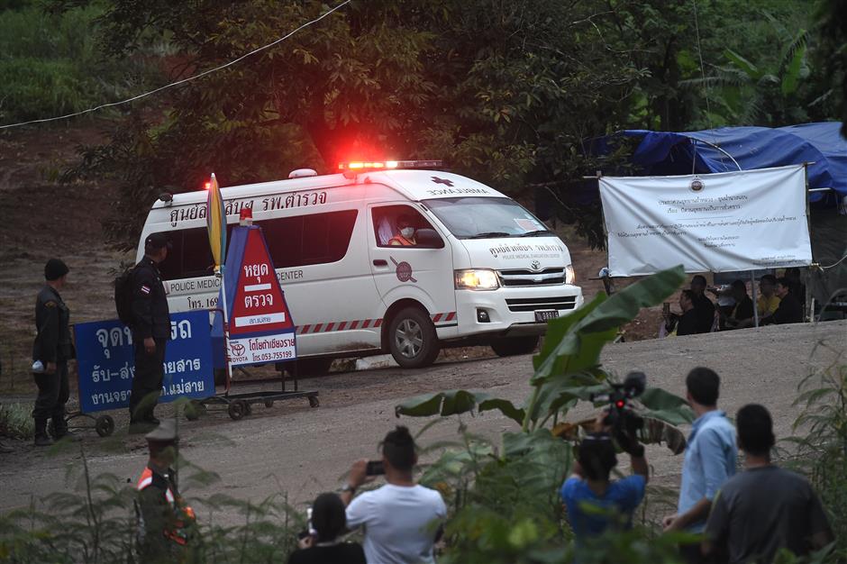 4 of 12 Thai schoolboys rescued from flooded cave in daring task