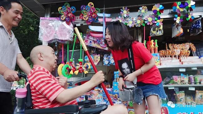 Photos of old man holding lollipop move netizens