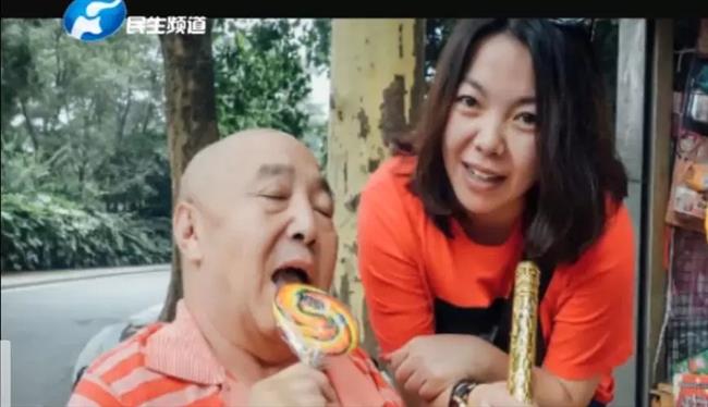 Photos of old man holding lollipop move netizens