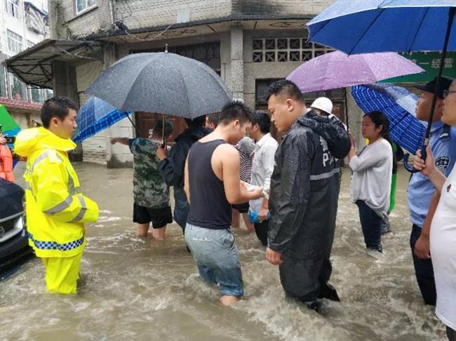 Police officer on vacation saves over 20 people trapped in flooding