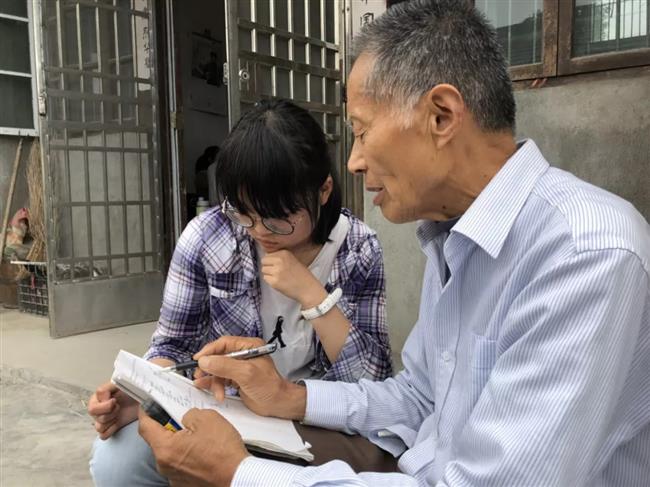 Old man voluntarily teaches math class for 17 years, and counting