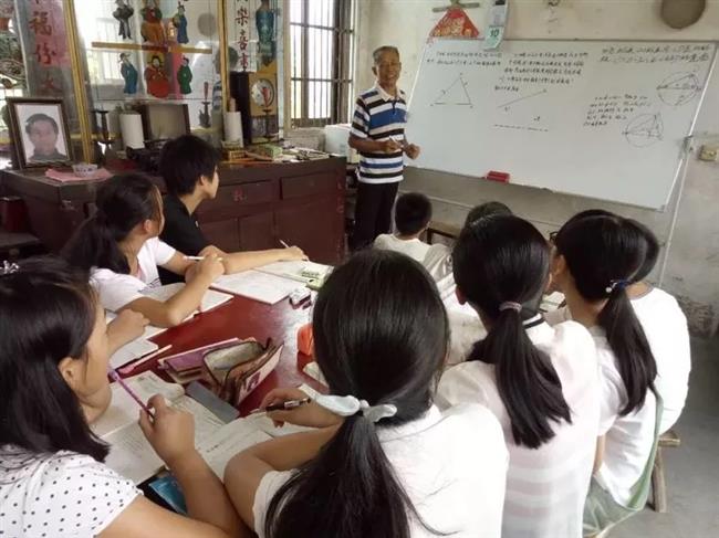 Old man voluntarily teaches math class for 17 years, and counting