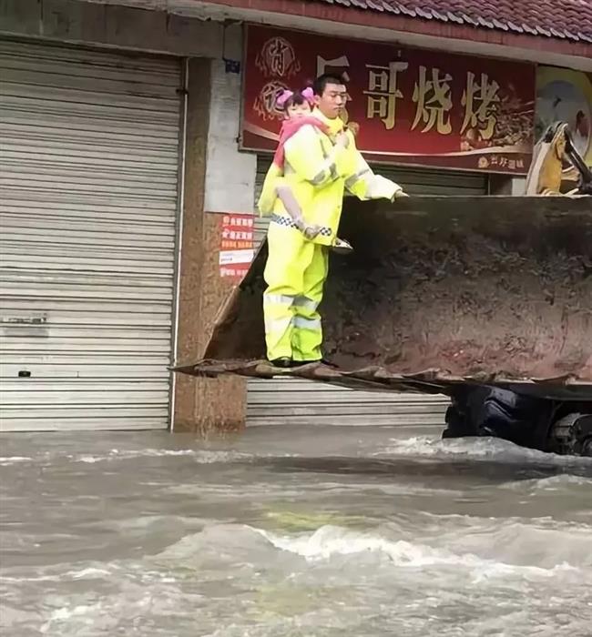 Police officer on vacation saves over 20 people trapped in flooding