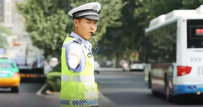 Policeman's outstanding foreign language skills amaze netizens