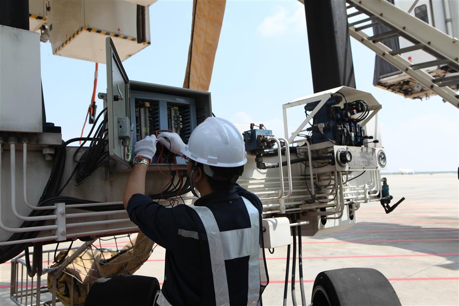 Airport workers brave soaring heat