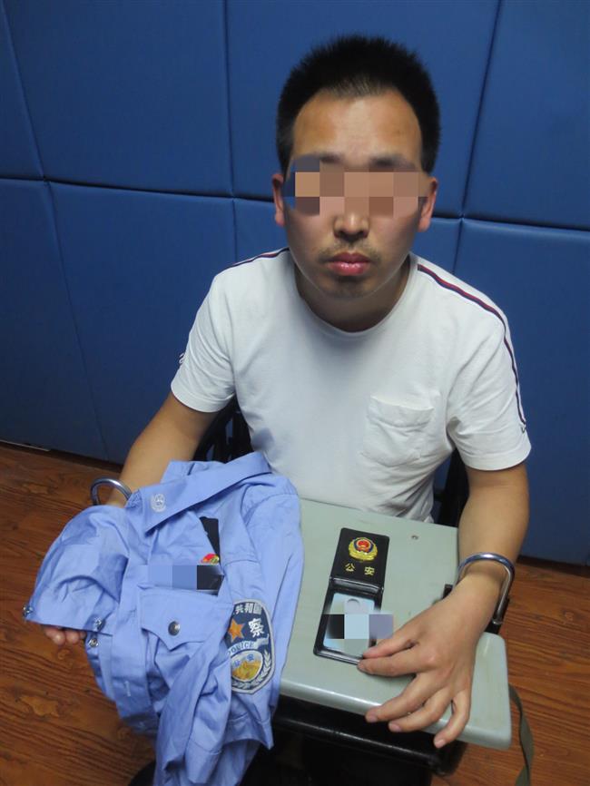 Man detained for possessing fake police uniform