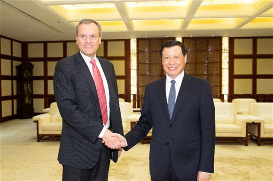 Shanghai mayor meets Honeywell CEO Darius Adamczyk