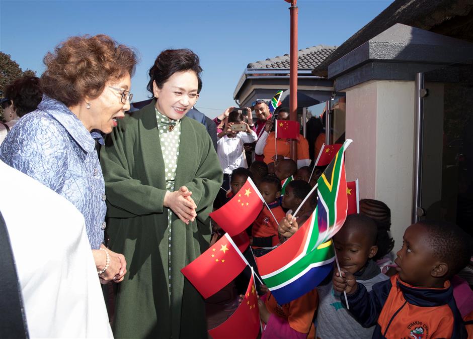 Peng Liyuan visits day care pre-school in South Africa