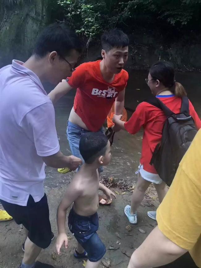 Man rescues drowning boy in only 20 seconds