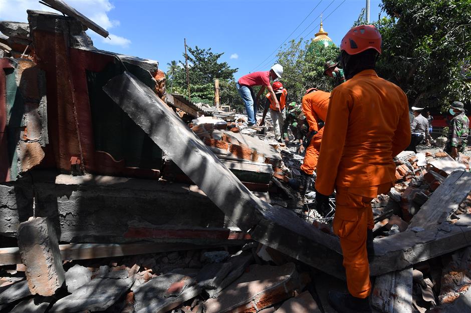 Strong aftershock rattles survivors of deadly Indonesian quake