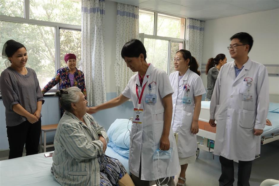 In searing heat, retired doctors volunteer in China's northwest