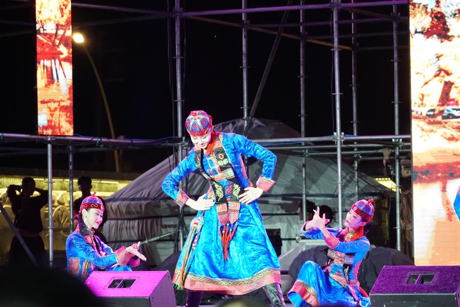 Artists perform for Inner Mongolian herders