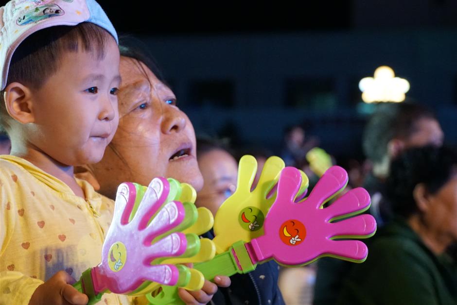 Artists perform for Inner Mongolian herders