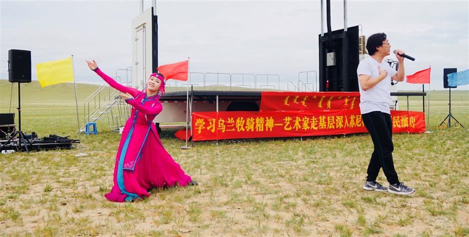 Artists perform for Inner Mongolian herders