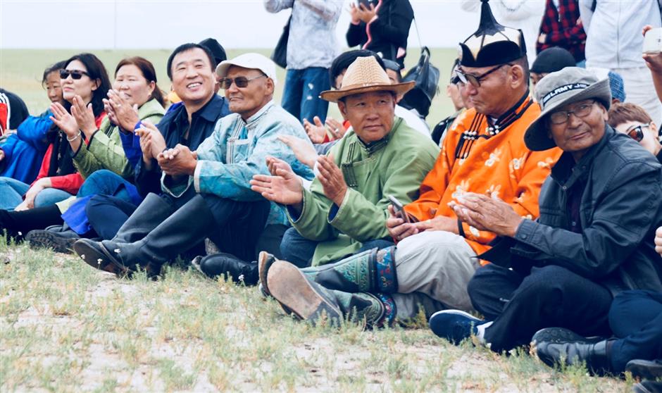 Artists perform for Inner Mongolian herders