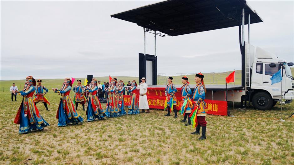 Artists perform for Inner Mongolian herders