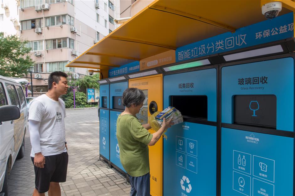 How much trash do Shanghai residents produce everyday?