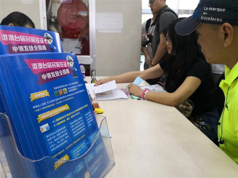 Hong Kong, Macau and Taiwan residents begin applying for mainland residence permits