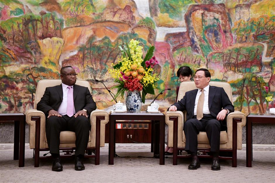 Shanghai Party chief meets president of Sierra Leone