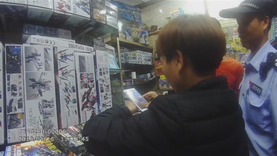 Gang mass-producing duplicate Gundam models busted