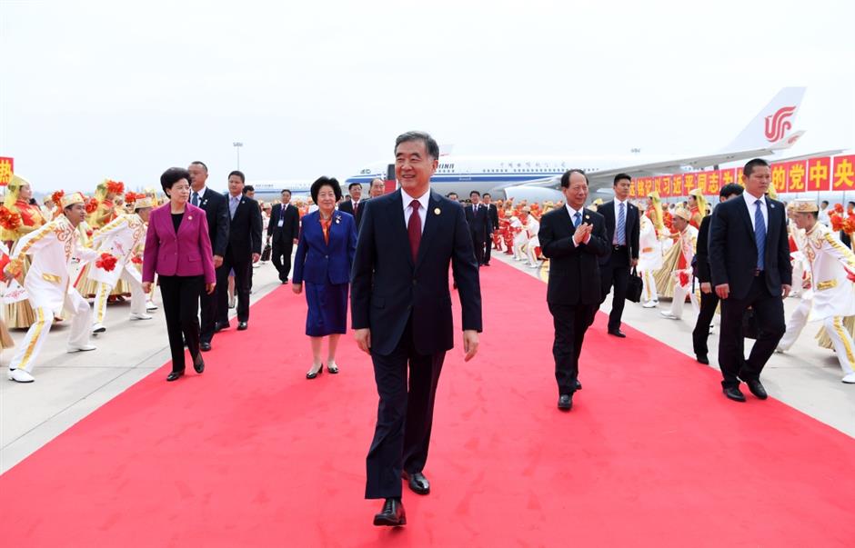 Central officials arrive in Ningxia for 60th anniversary celebrations