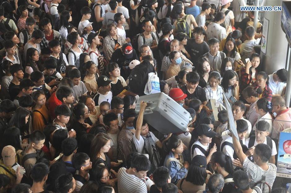 China witnesses travel rush during National Day holiday