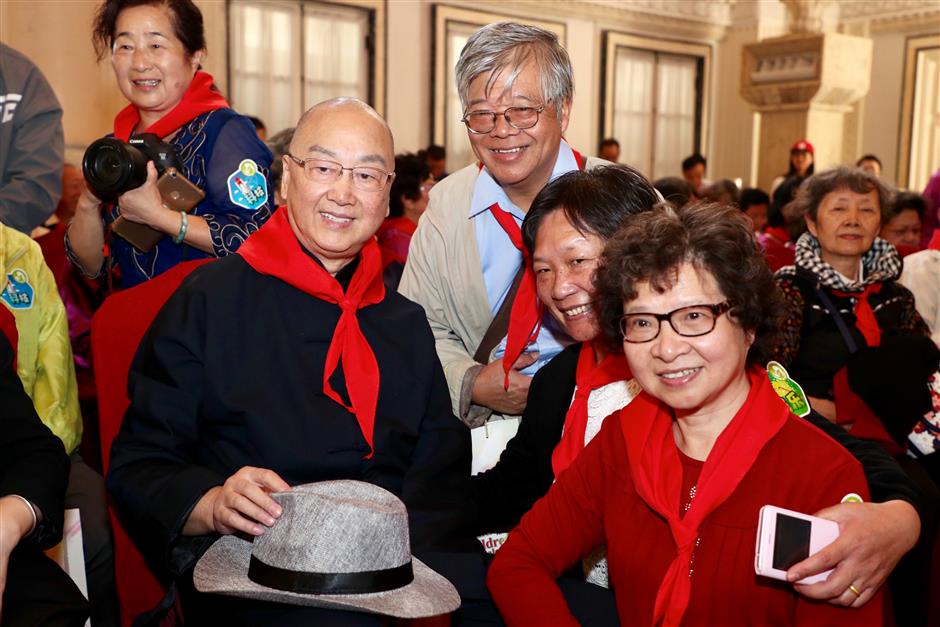 Joyful return to school for palace children