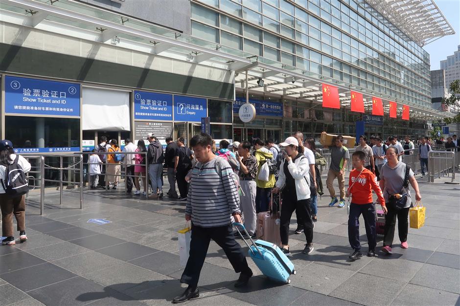 Chinese railways carry more passengers as holiday nears end