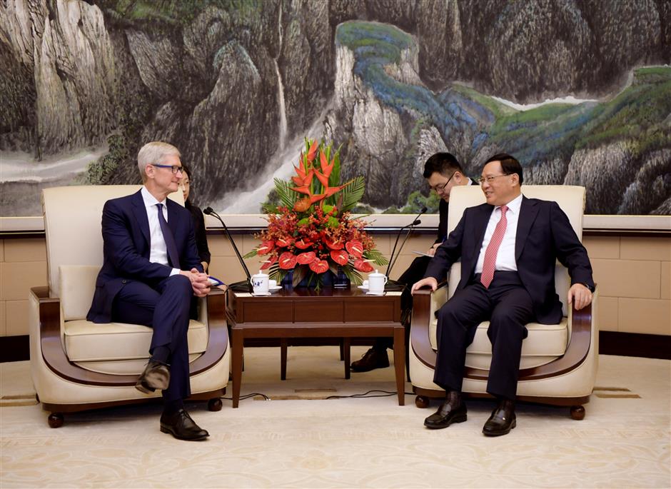 Shanghai Party chief talks with Apple CEO Tim Cook