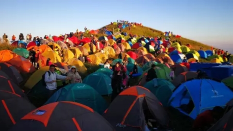 Image result for 721 tents on mountain walkway break Guinness record
