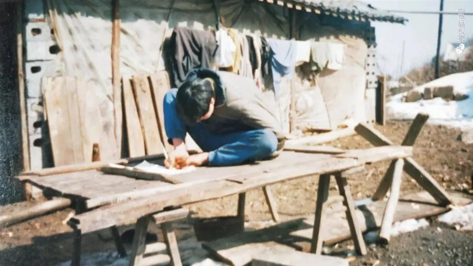 Man with no arms cares for sick mother