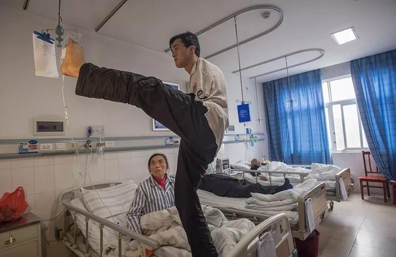 Man with no arms cares for sick mother