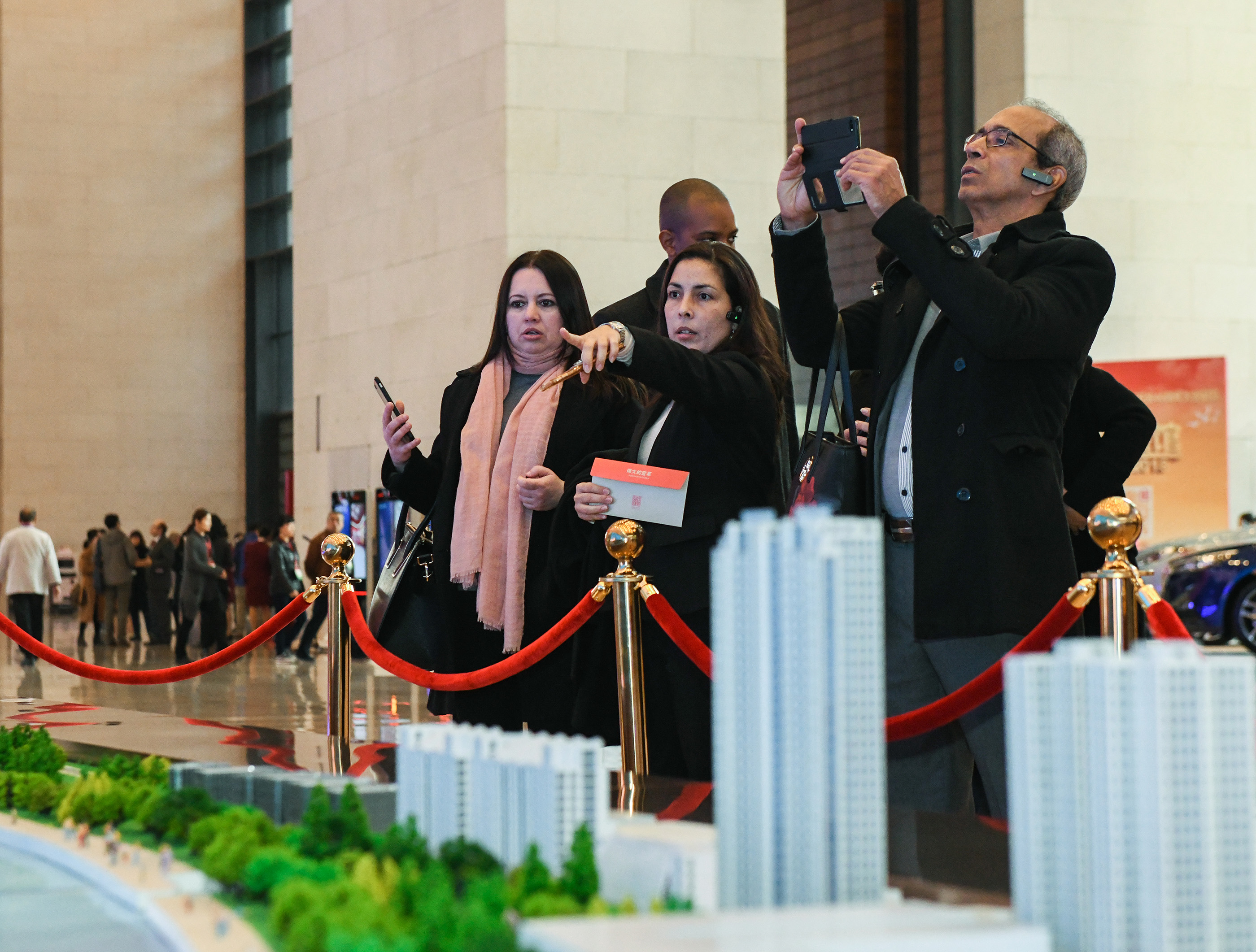 Foreign visitors view exhibition commemorating China's reform and