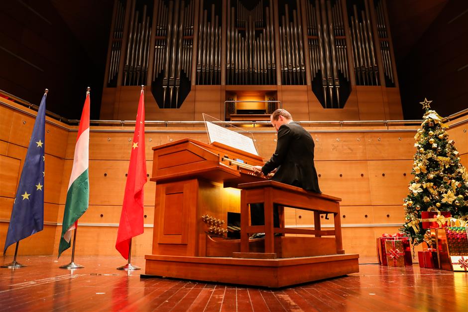 Pipe organist calls the tune in celebration of China's friendship with Hungary