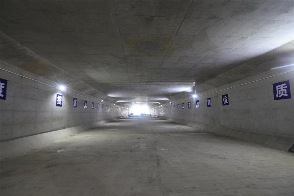 Tunnel dug beneath Middle Ring Road with creative method